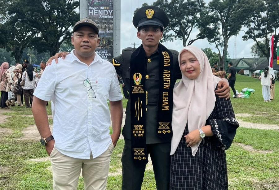 Arif bersama ayah dan ibunya